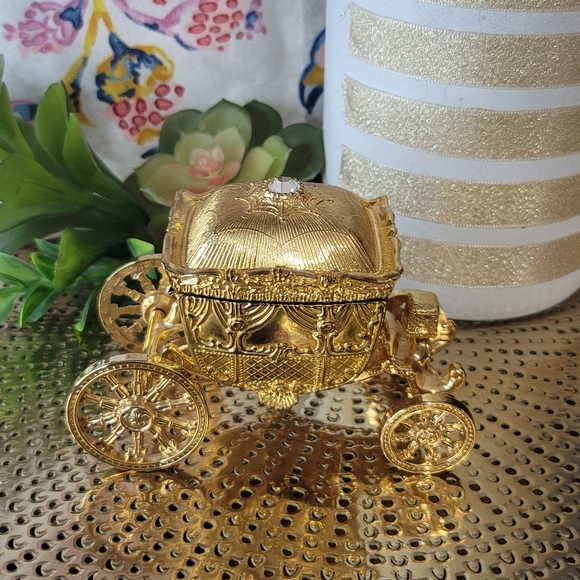 White Gold and Diamond Engagement Ring, Size 6. - Picture 6 of 6